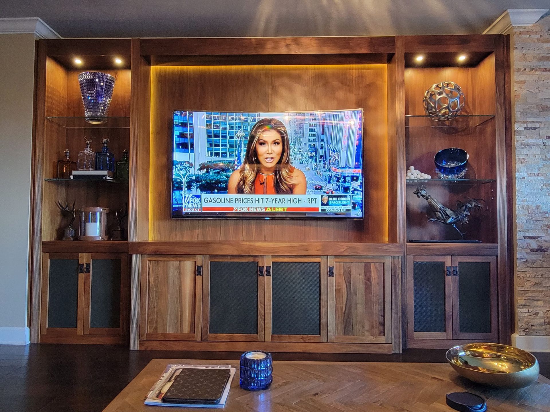 A living room with a flat screen tv on the wall