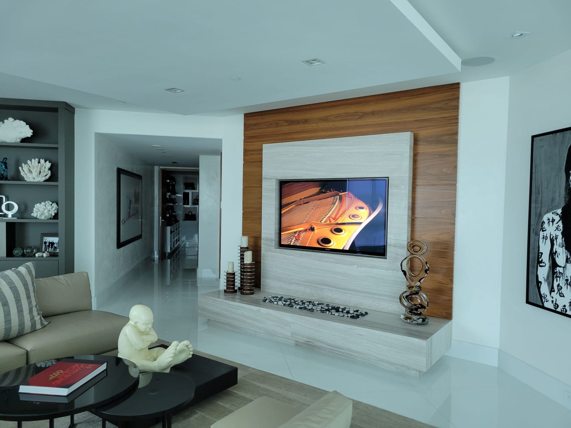 A living room with a flat screen tv on the wall