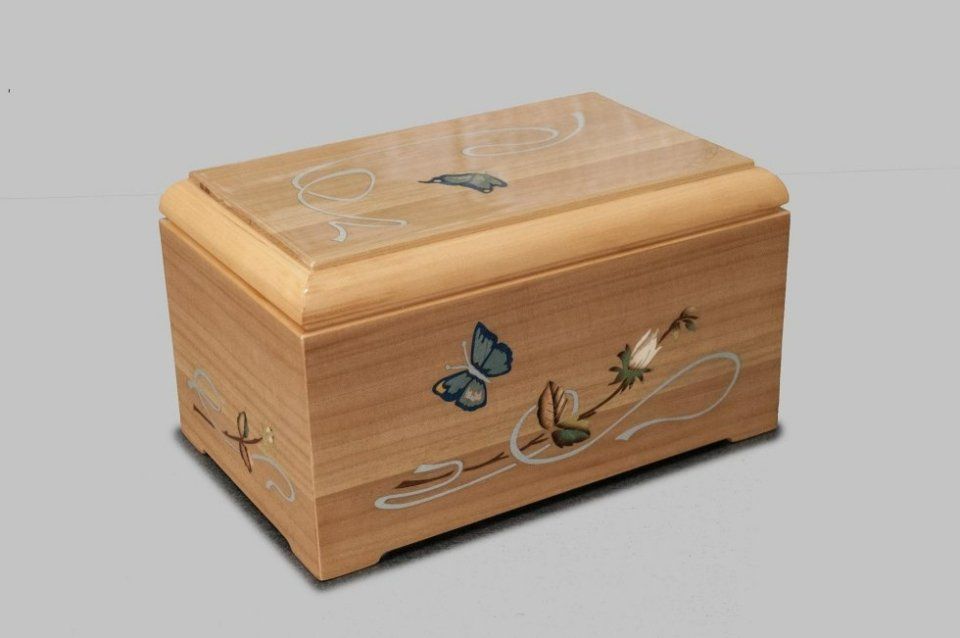 urna in legno scuro per cremazioni a Milano