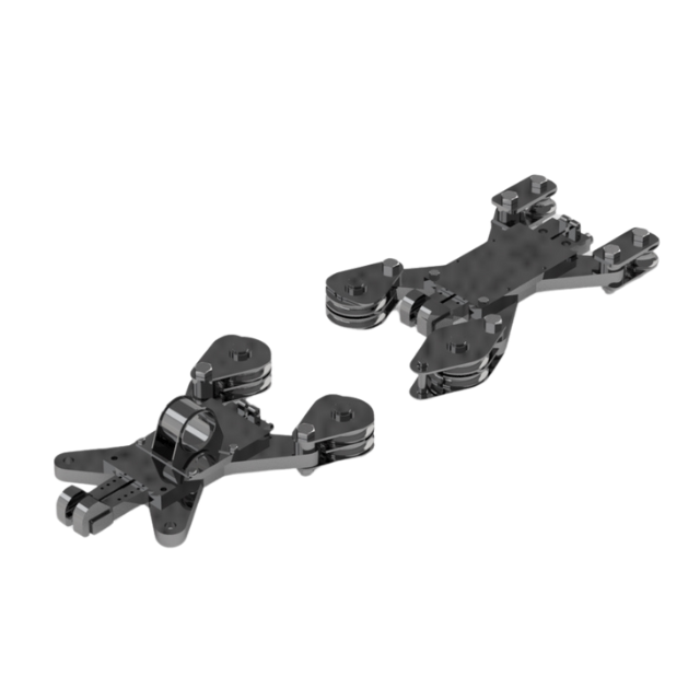 Due connettori meccanici in metallo scuro, probabilmente per costruzioni modulari.