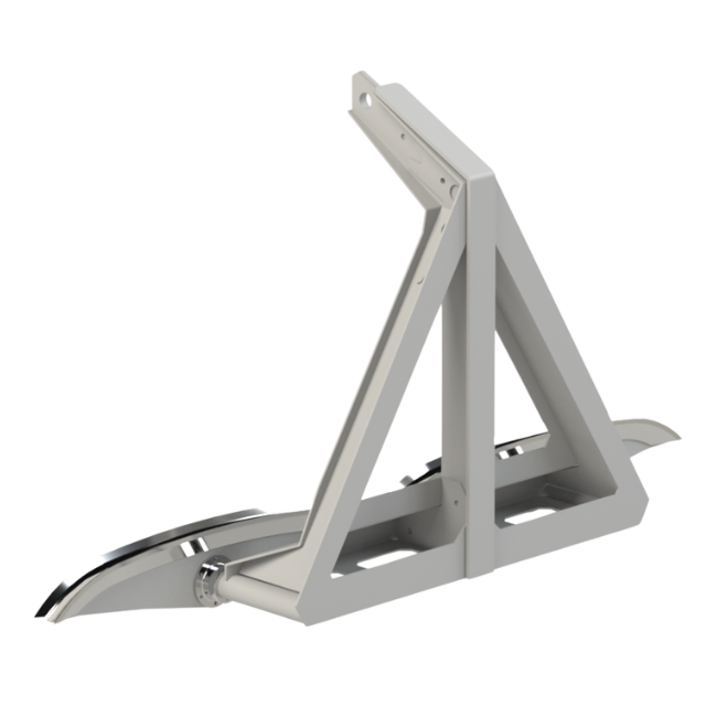 Staffa in metallo argentato, cornice triangolare, montata su una superficie.