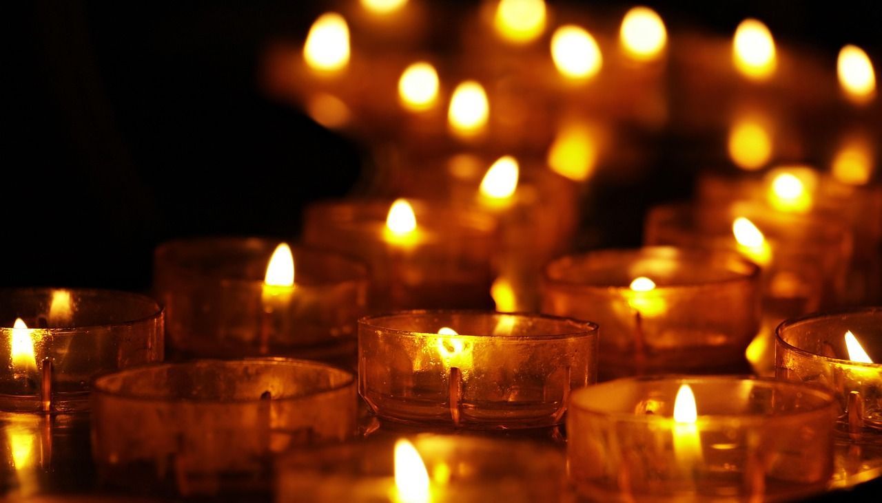 A line up on lit-up candles