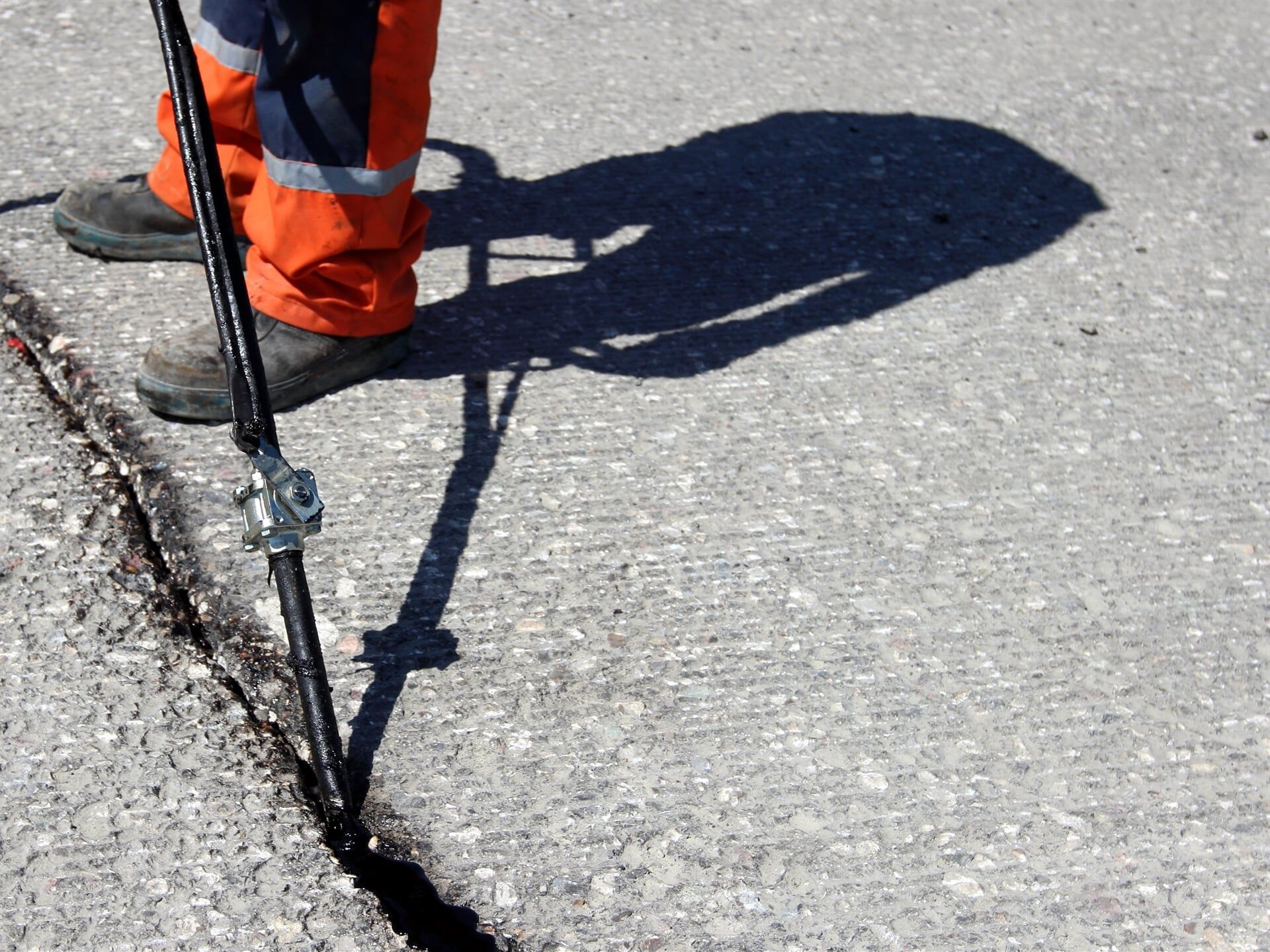 Sealing Of Asphalt Pits By Blowing Hot Mixture — Potholes ‘R’ Us In Toowoomba, QLD
