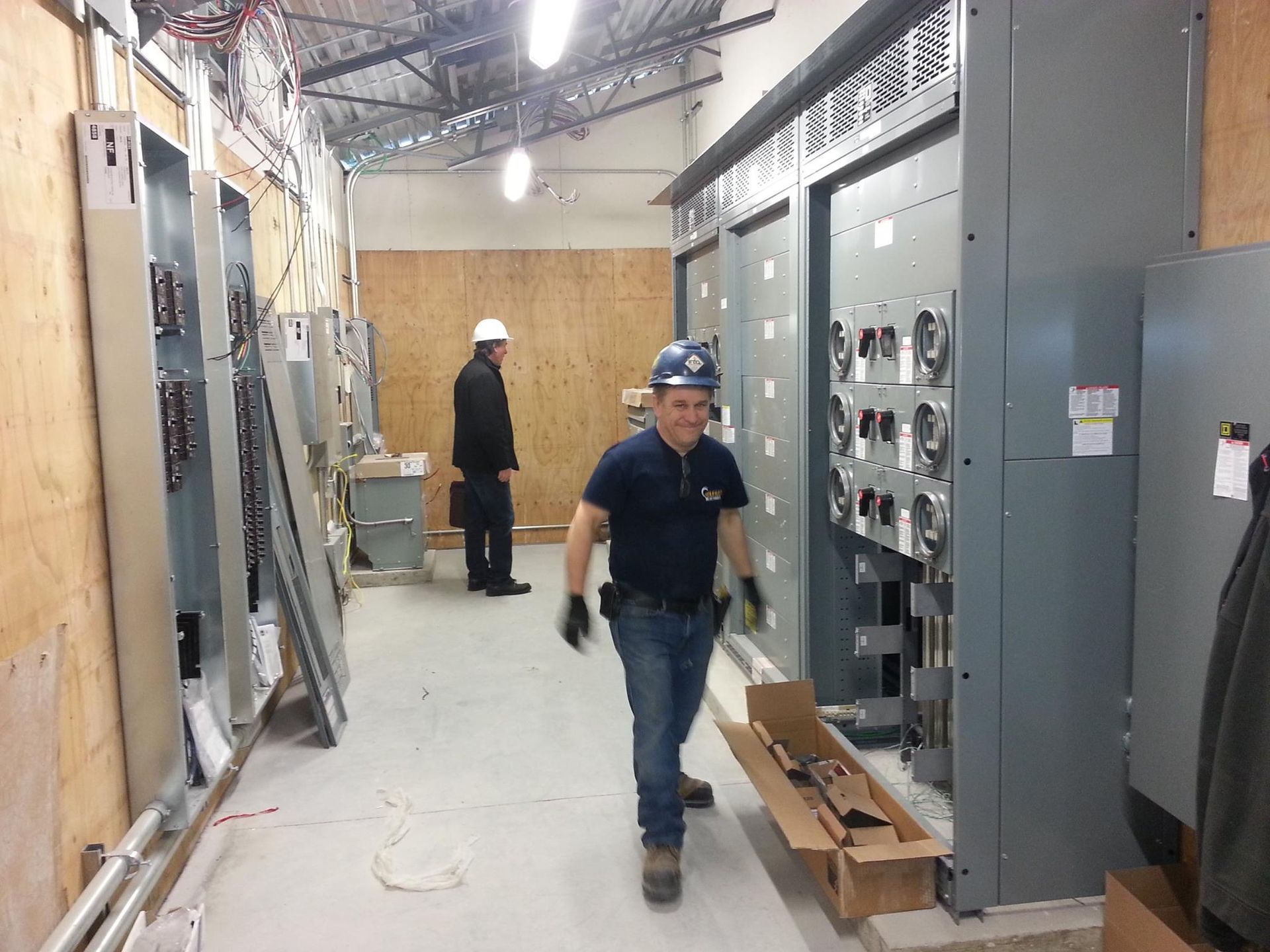 Un homme portant un casque marche dans un couloir