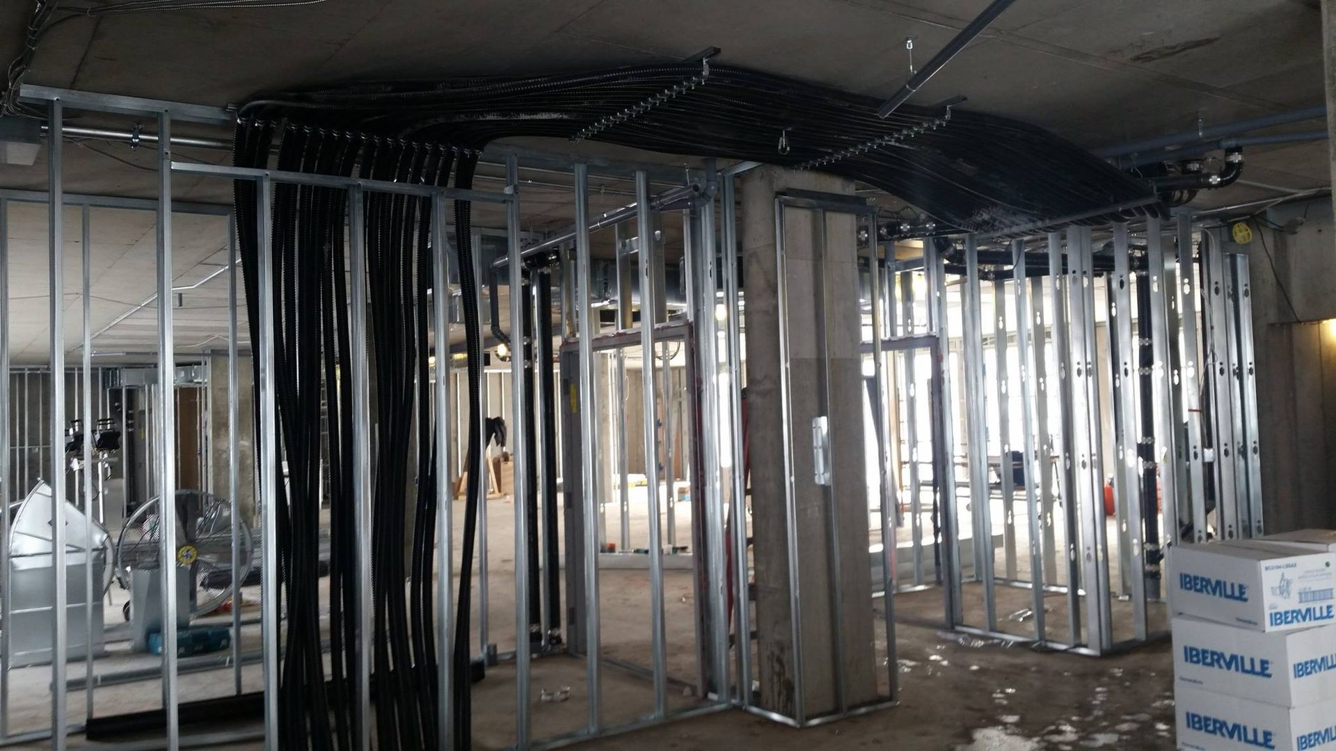 Un bâtiment en construction avec beaucoup de charpentes métalliques.