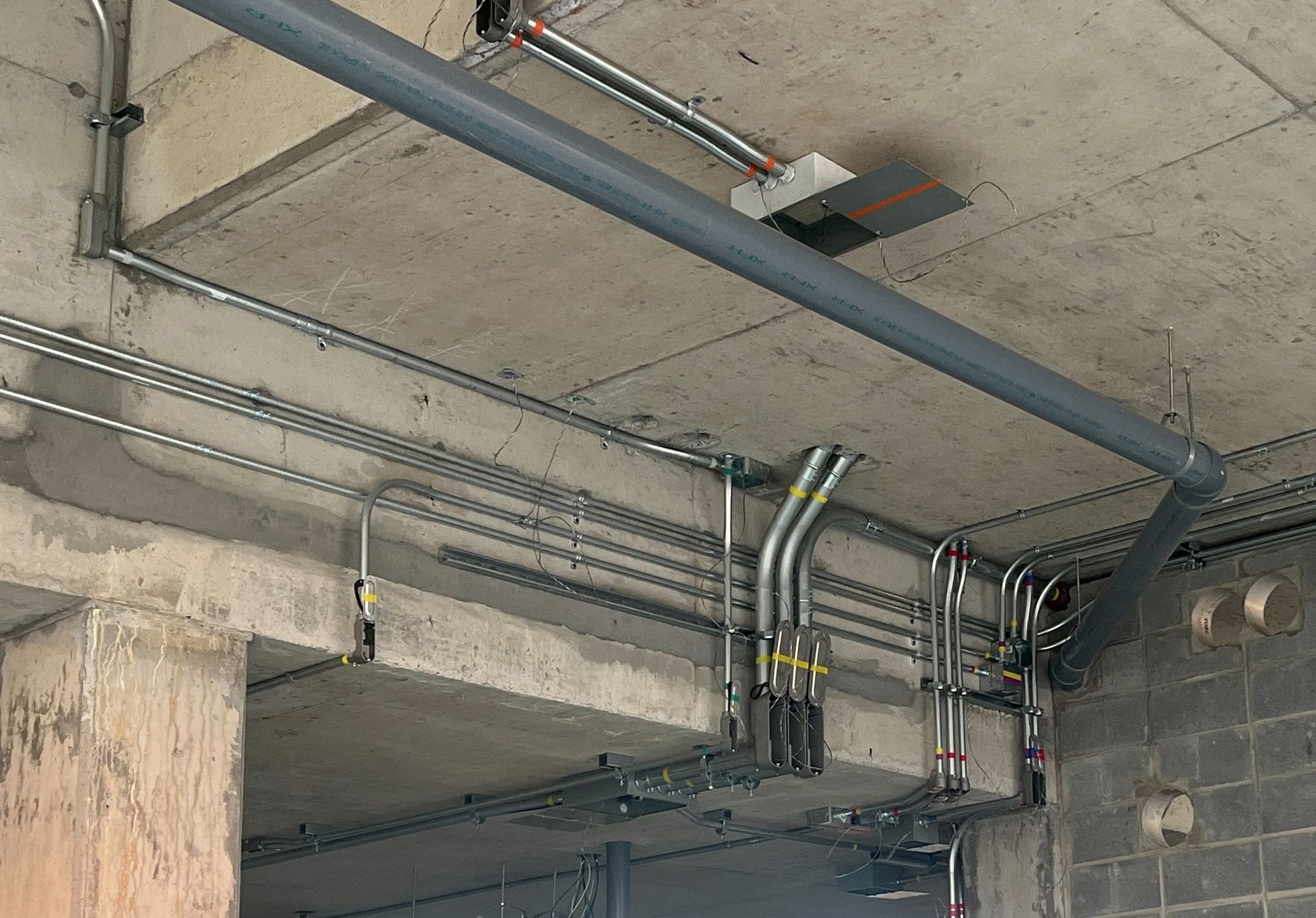 Un tas de tuyaux pendent du plafond d'un bâtiment.