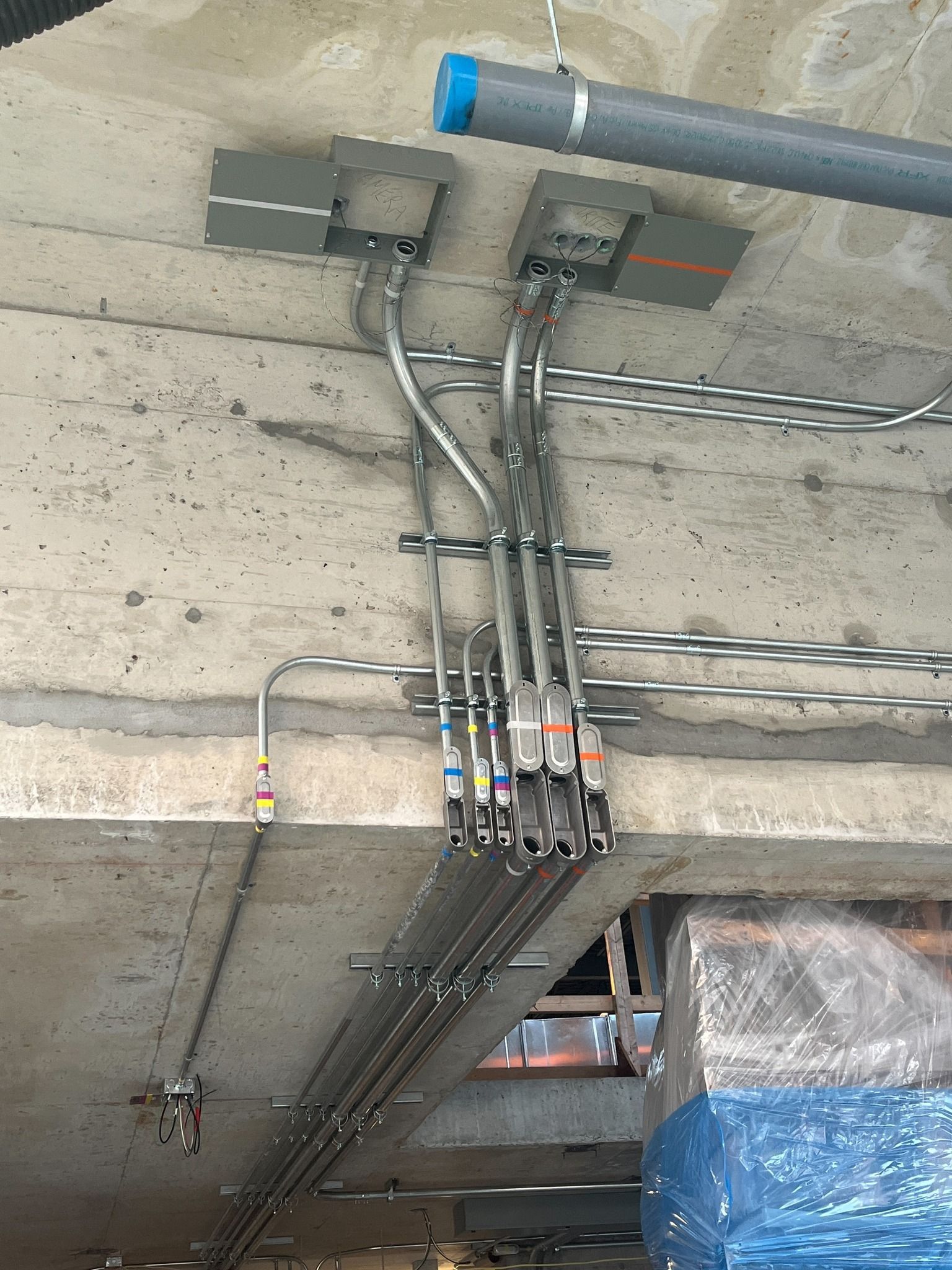 Un tas de tuyaux pendent du plafond d'un bâtiment.