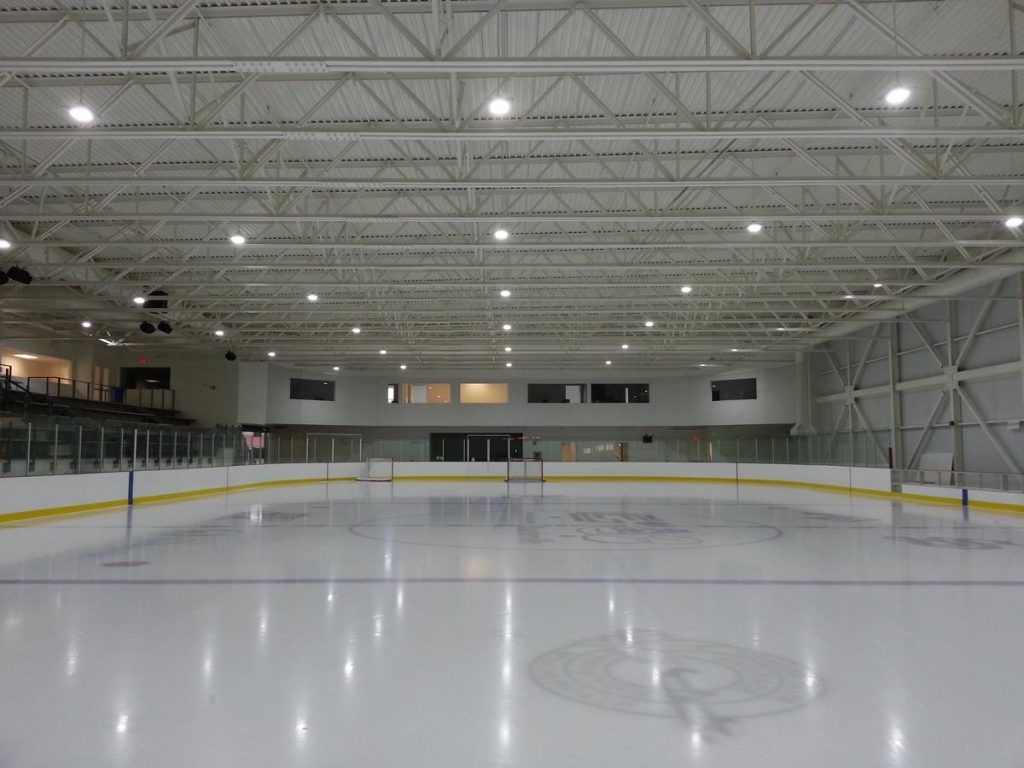 Une grande patinoire intérieure avec un logo sur la glace.