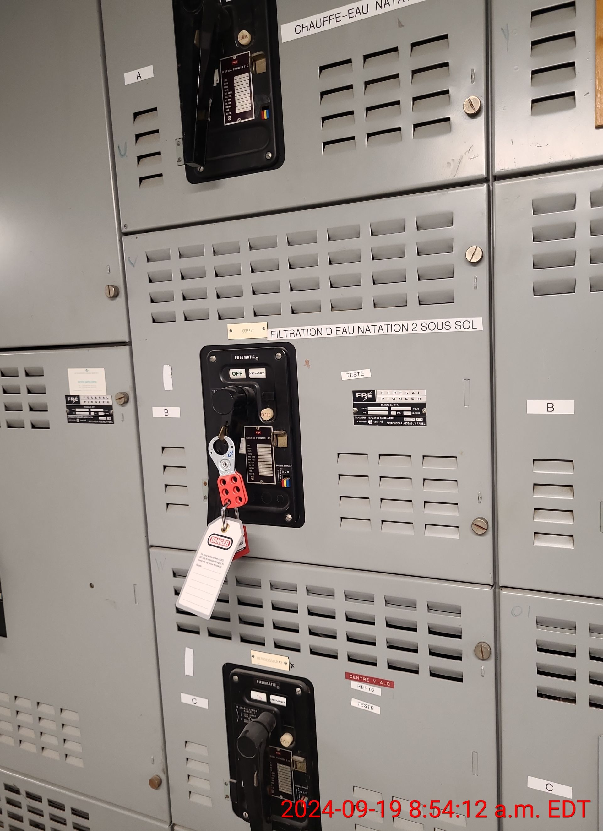 Un tas de casiers sont alignés sur un mur.