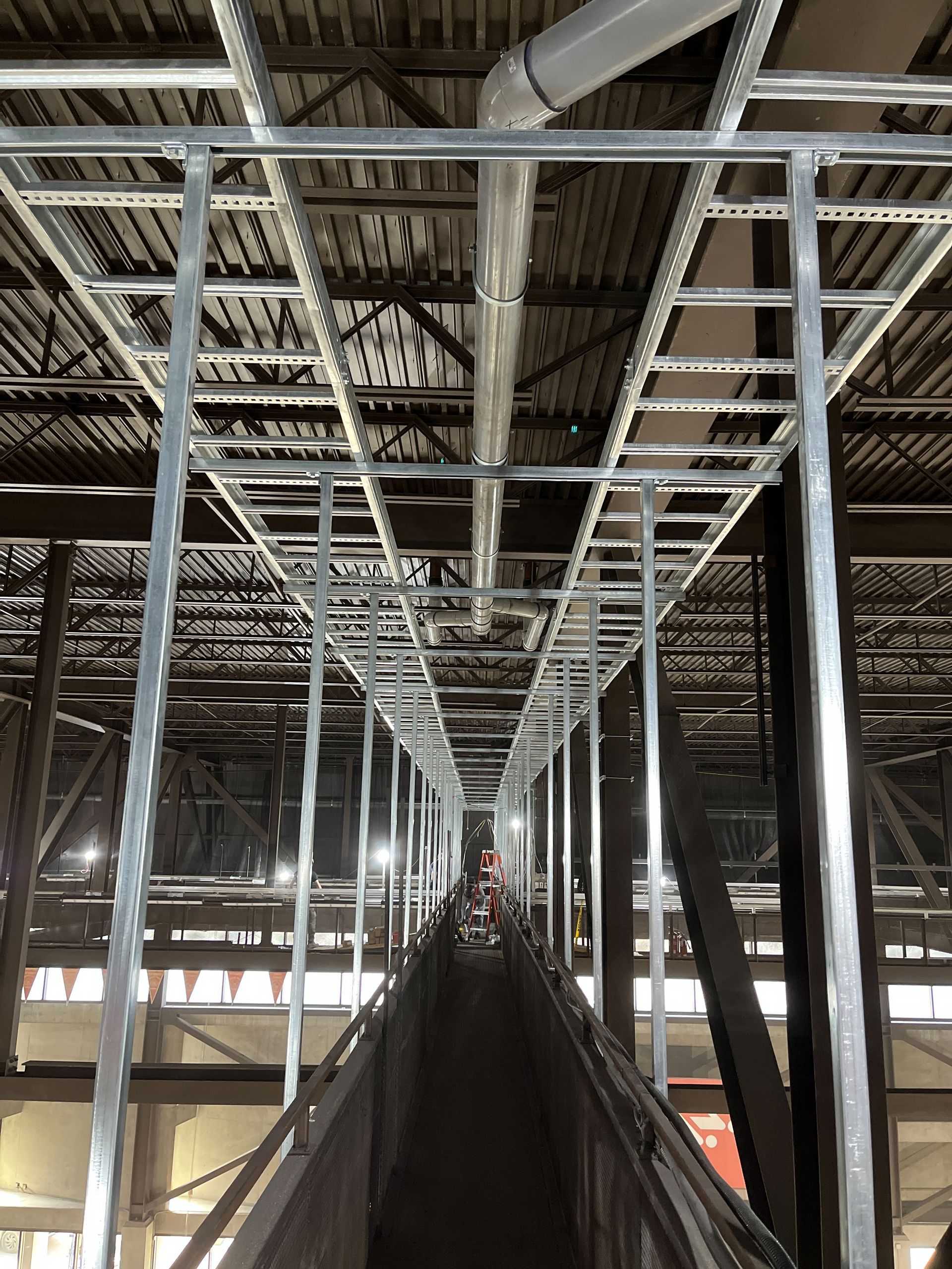 Un pont est en construction au milieu d'un bâtiment.