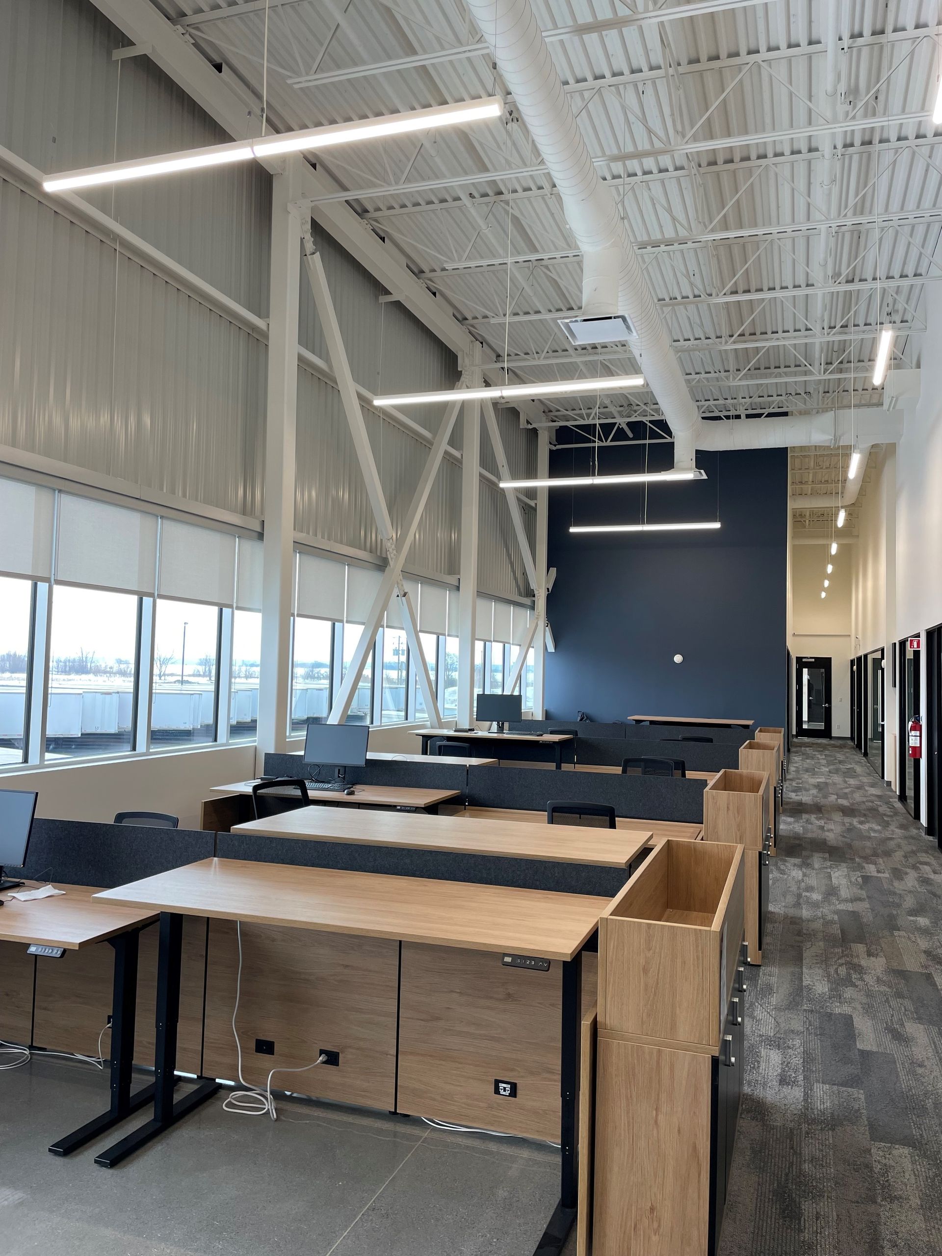 Un grand bureau avec beaucoup de bureaux et de chaises