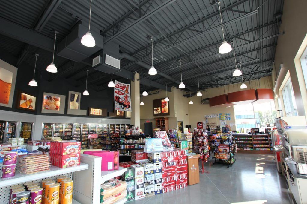 L'intérieur d'un magasin rempli de nombreux produits