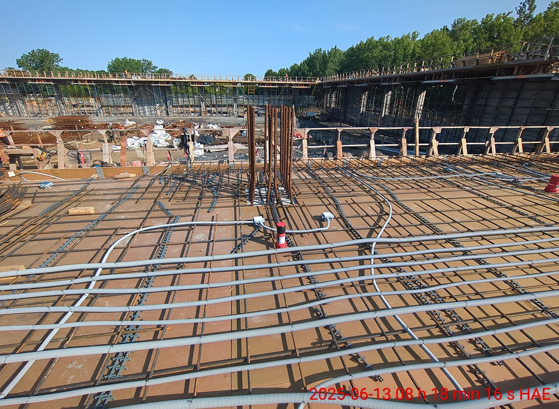 Un chantier de construction avec beaucoup de fils qui le traversent