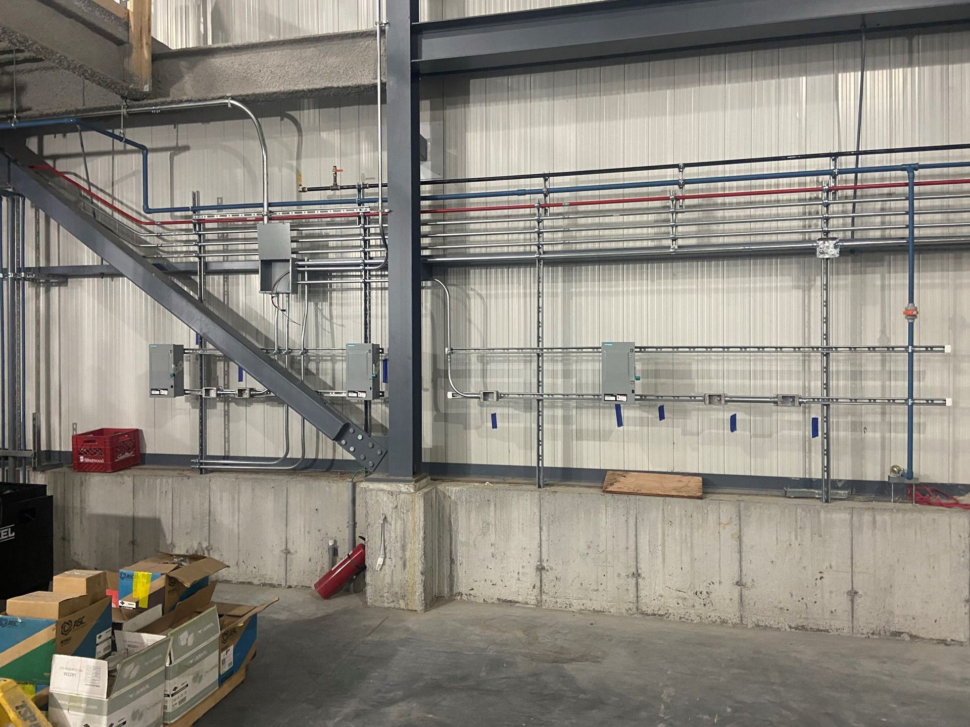 Un entrepôt avec beaucoup de fils électriques suspendus au plafond.