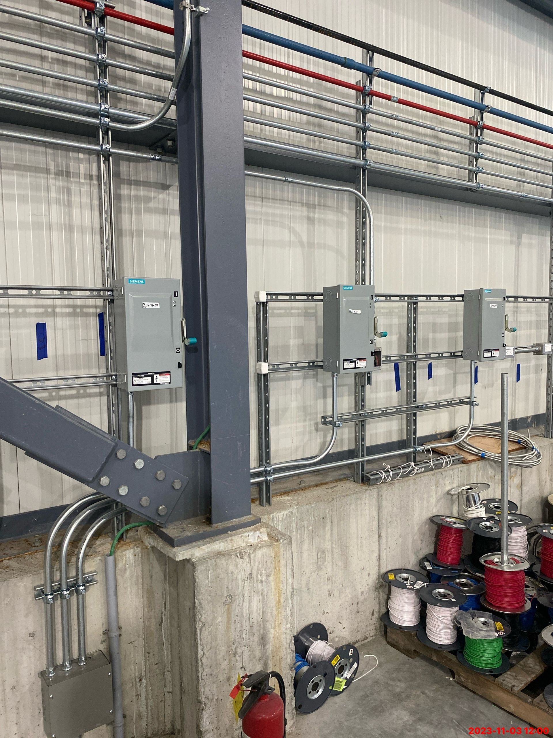 Un entrepôt avec beaucoup de fils électriques suspendus au plafond.