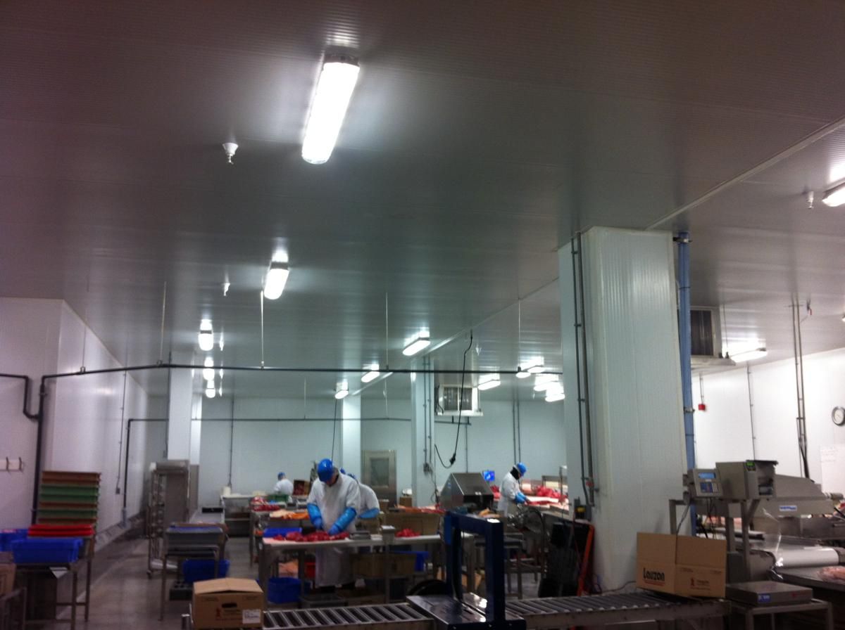 Un groupe de personnes travaille dans une cuisine d'une usine.