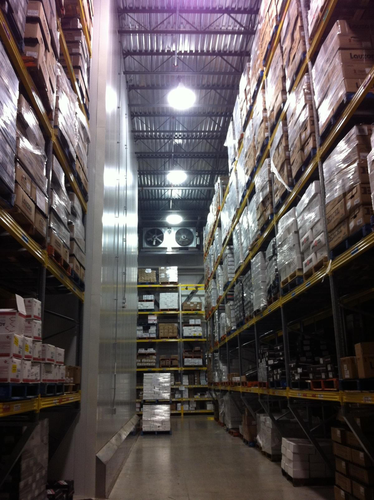 Un entrepôt rempli de nombreuses étagères et boîtes