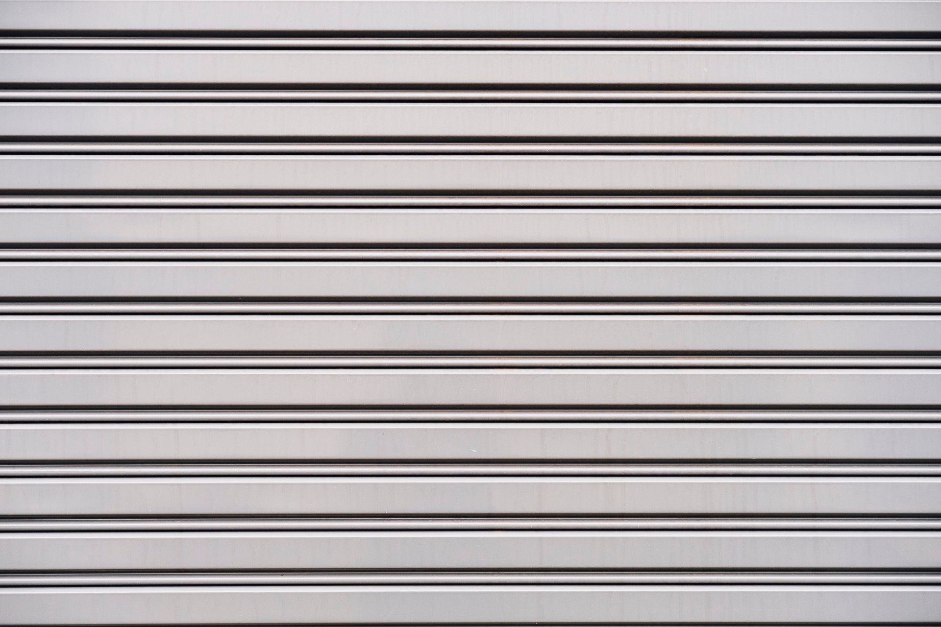 Un primer plano de una persiana metálica en una puerta de garaje.