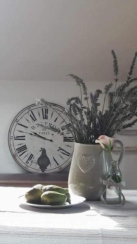 una camera da letto con un letto , un comodino e una lampada .