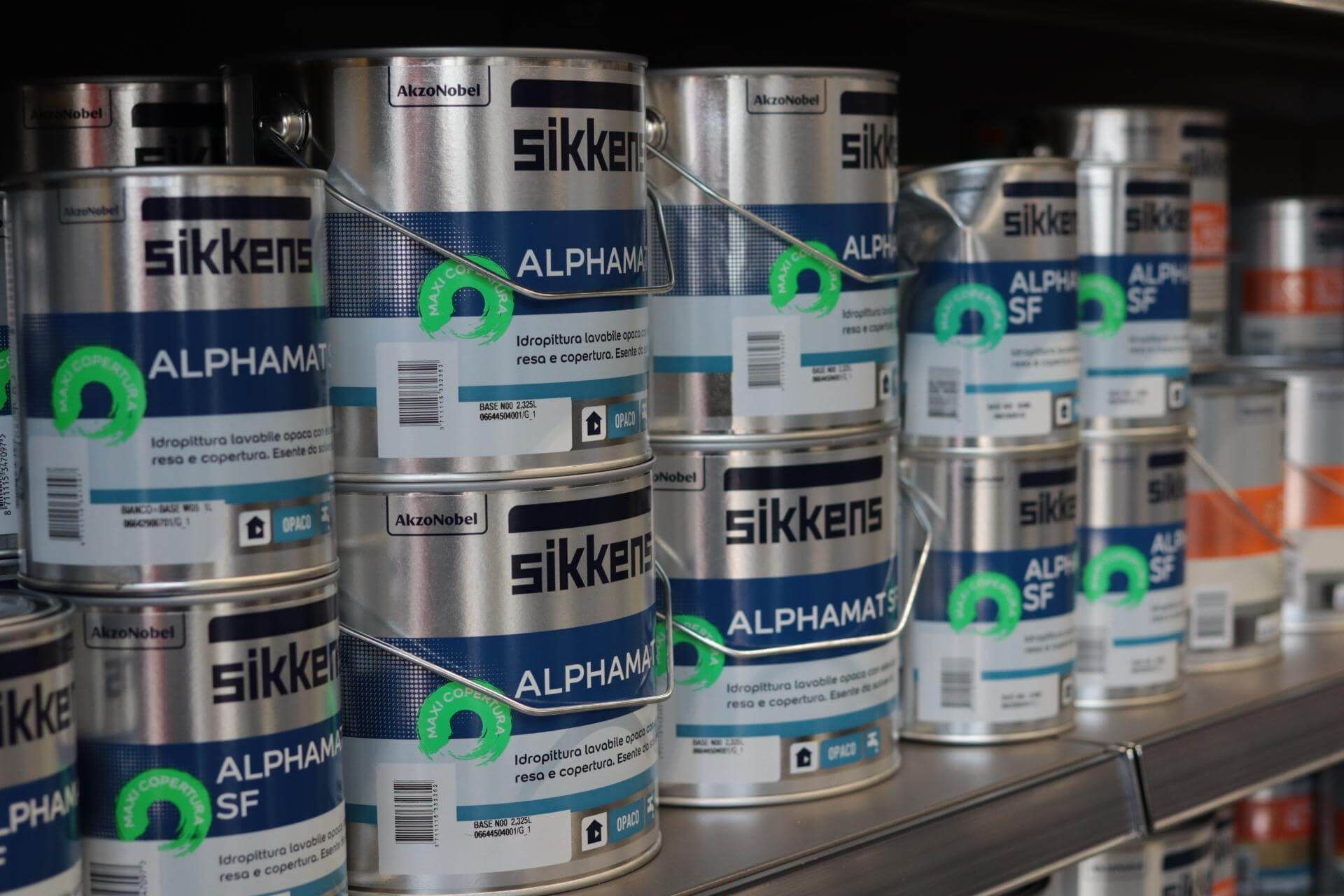 Uno scaffale pieno di barattoli di vernice Sikkens.