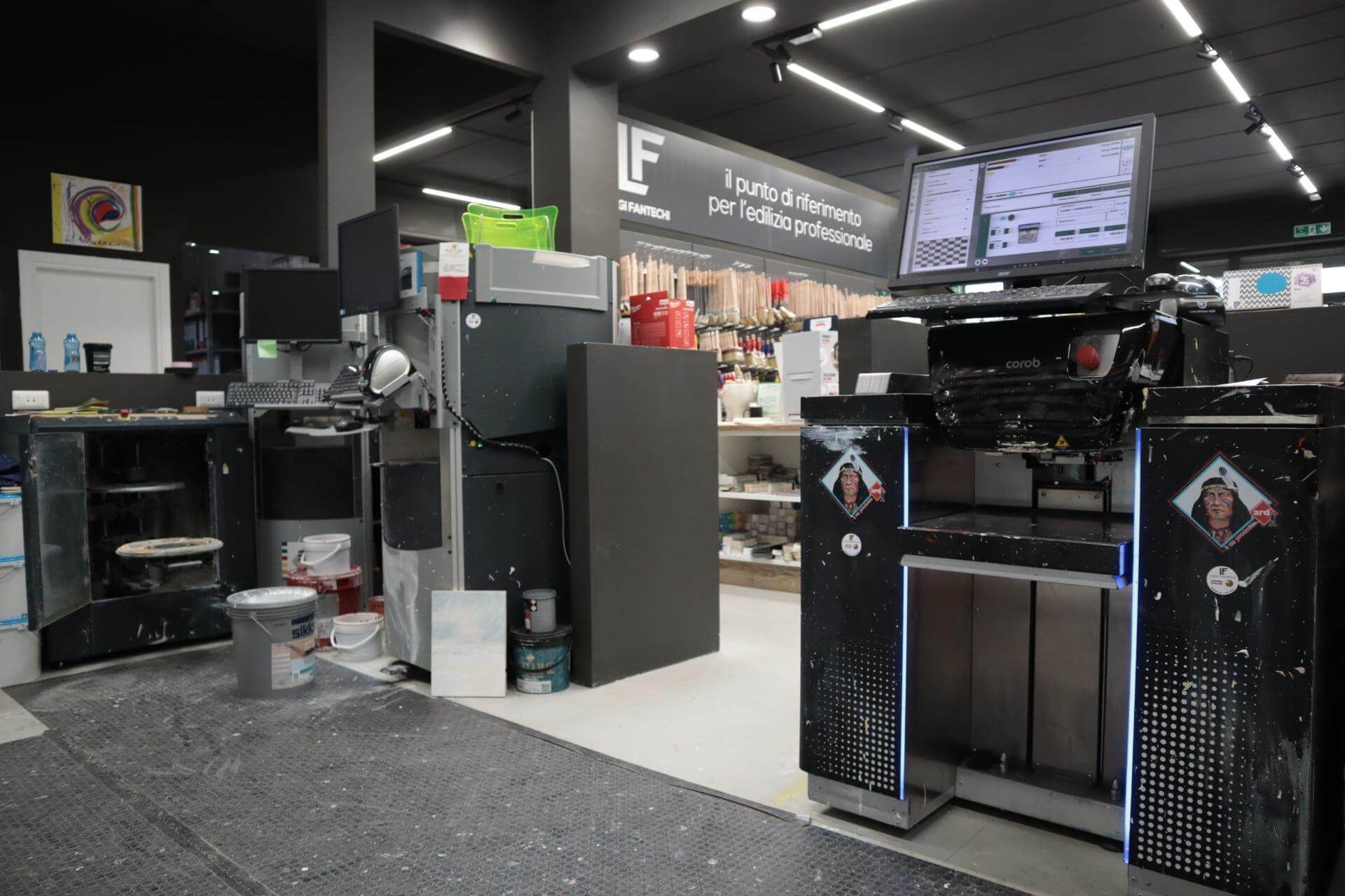 L'interno di un negozio con un bagno al centro della stanza.