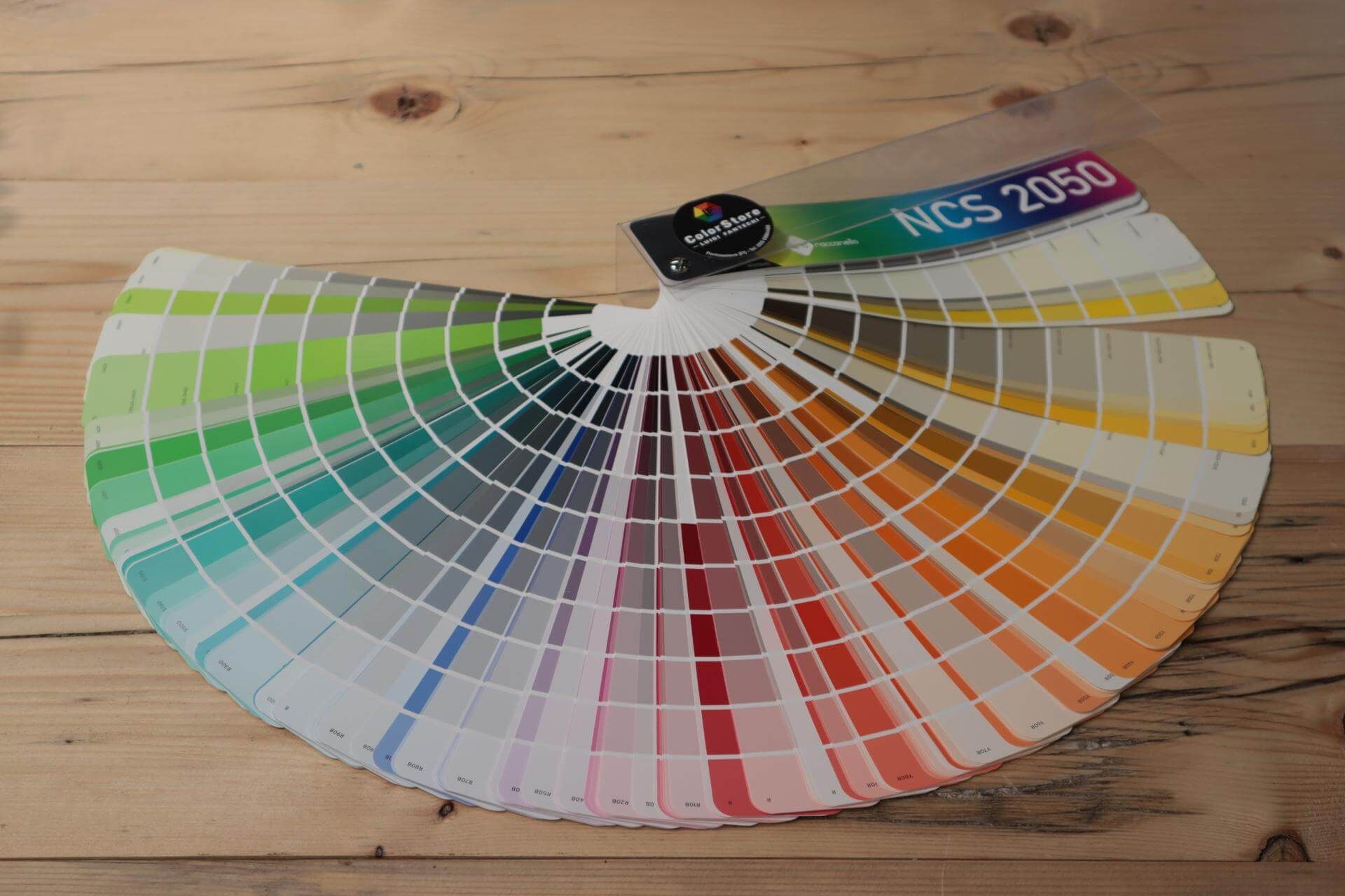 Un ventaglio di campioni di vernice NCS 2060 su un tavolo di legno
