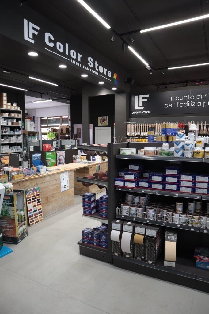 Un negozio pieno di scaffali e un bancone.