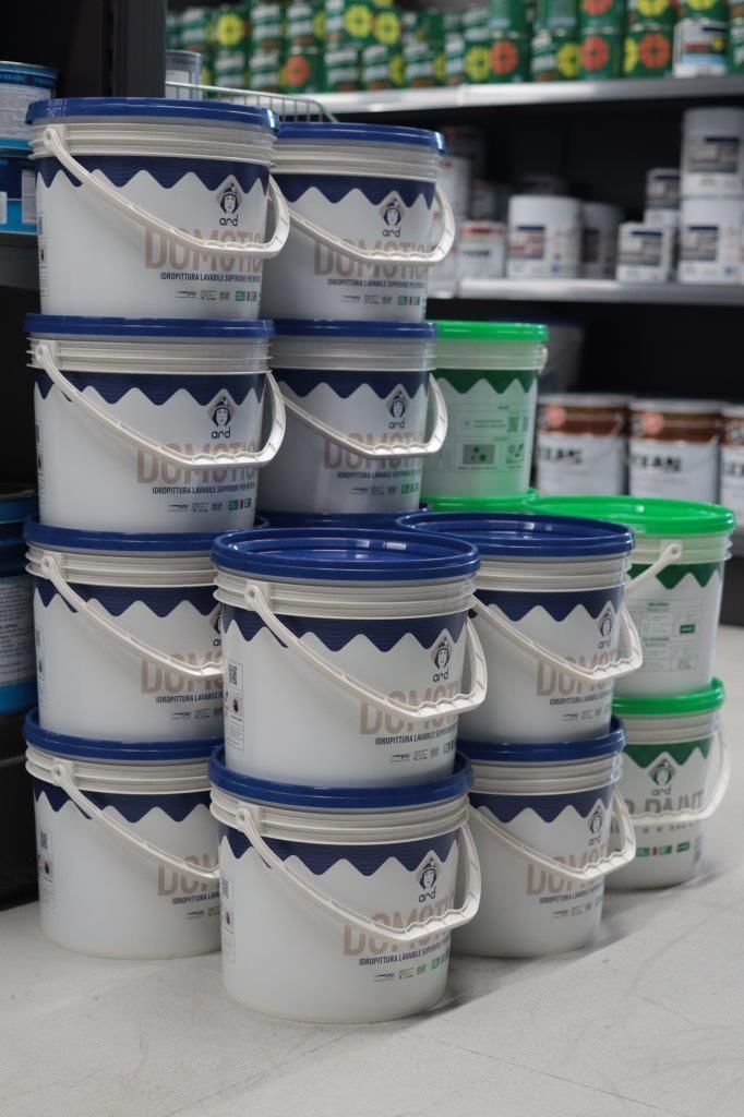 Secchi di vernice sono impilati uno sopra l'altro in un negozio