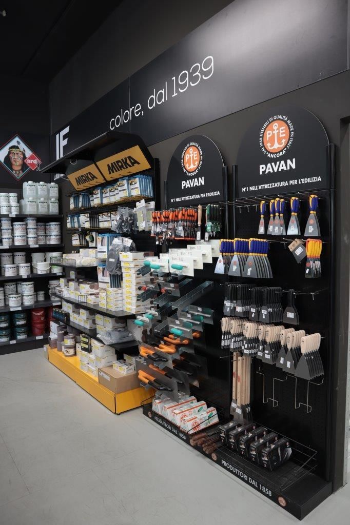 Un negozio pieno di scaffali e pennelli.