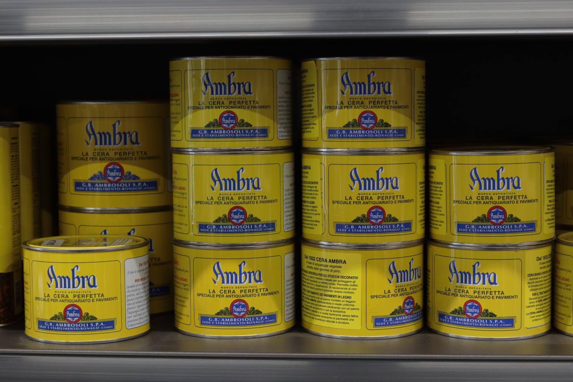 Diverse lattine di ambra sono impilate su uno scaffale