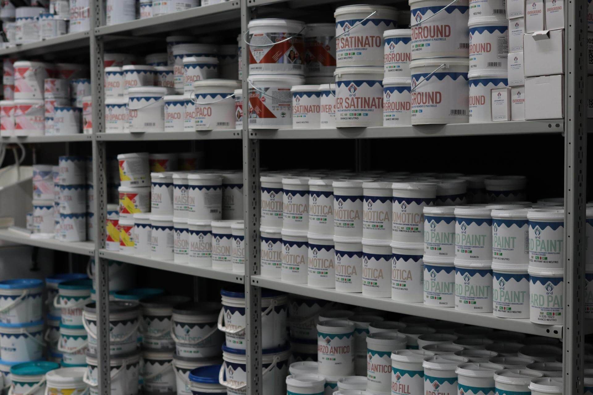 Un magazzino pieno di secchi e barattoli di vernice.