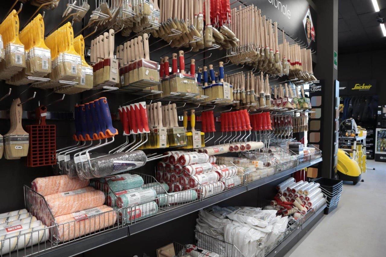 Un negozio pieno di attrezzi e pennelli.