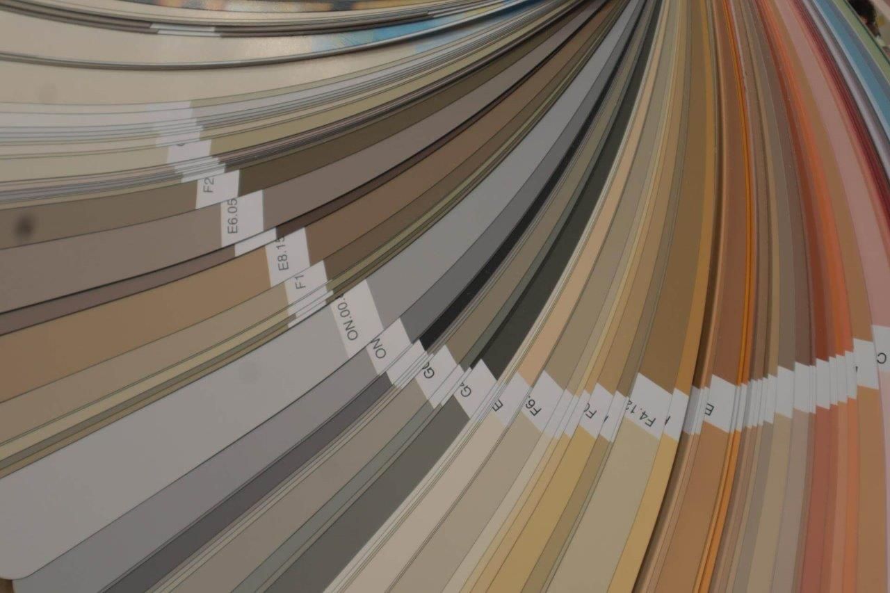 Un primo piano di un campionario di colori che mostra una varietà di colori.