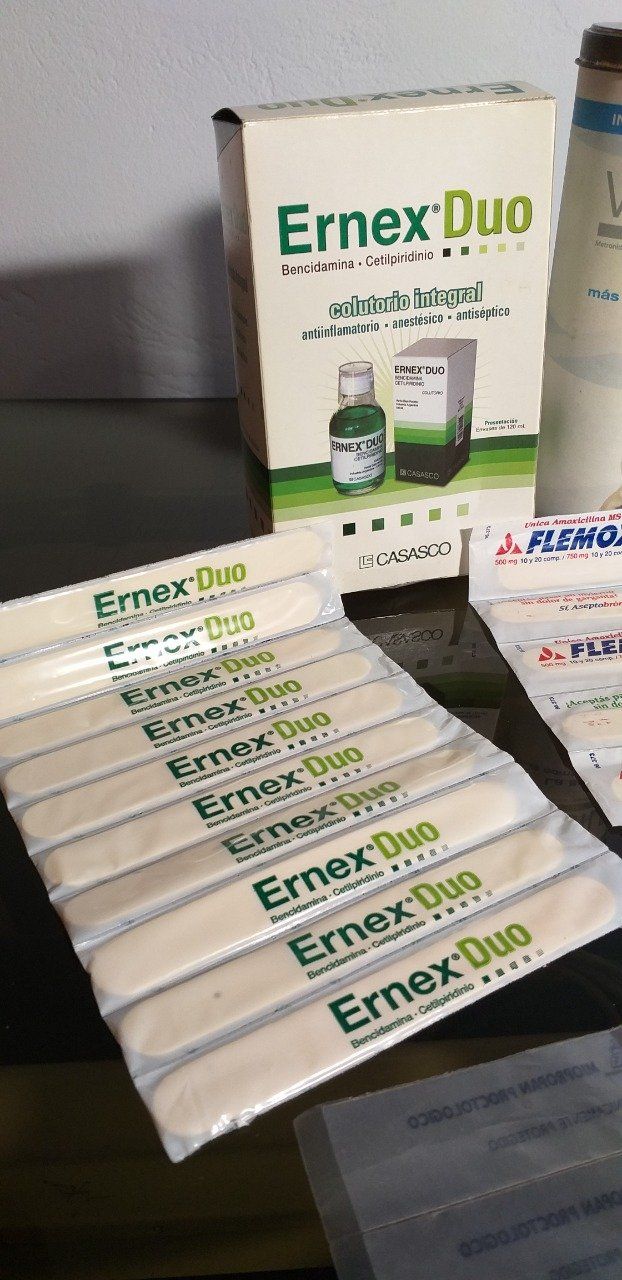 Una caja de Ermex Duo está sobre una mesa.