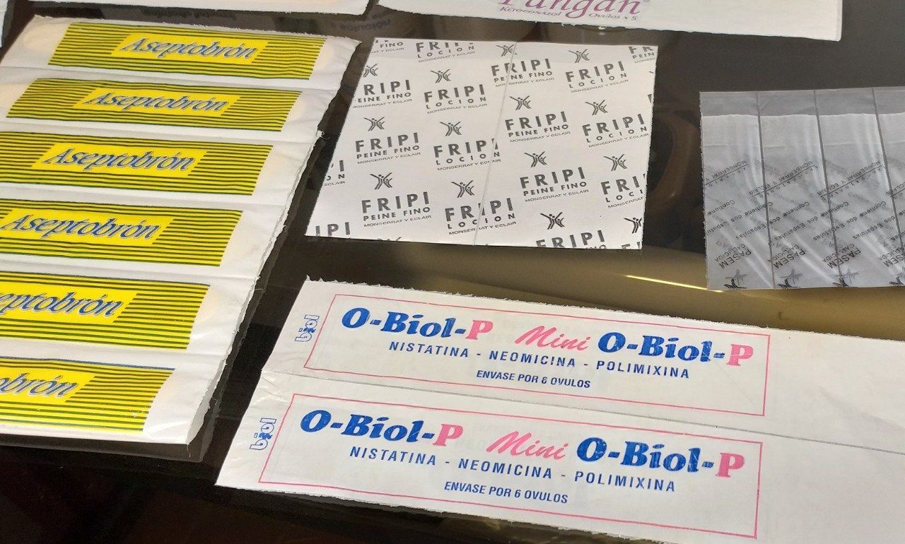 Un montón de etiquetas de o-biol-p sobre una mesa