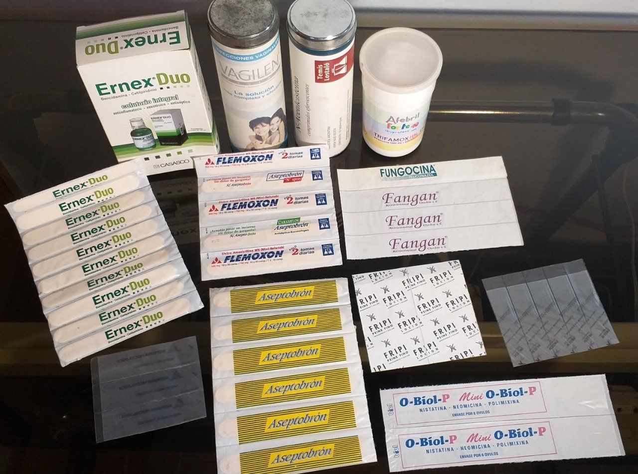 Una mesa cubierta con una variedad de artículos, incluida una caja de Erner Duo