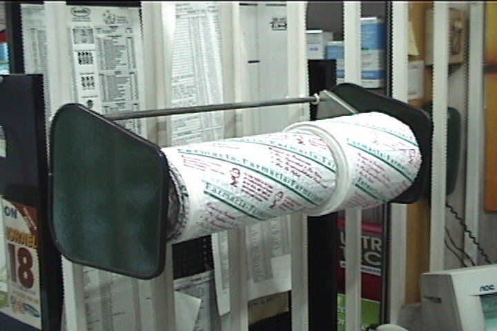 Un rollo de pañuelos de papel está colgado en un estante en una tienda.