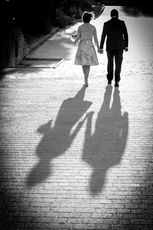 sposi che si tengono per mano