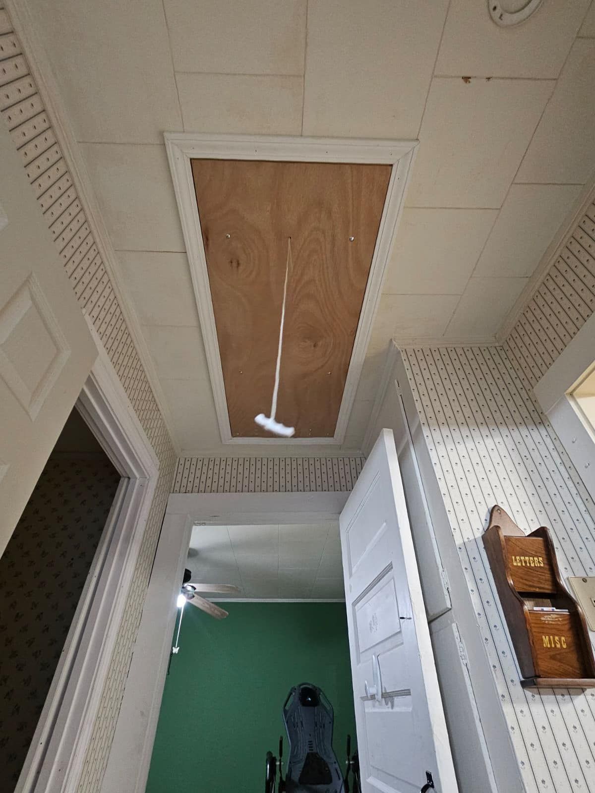 A ceiling fan is hanging from the ceiling of a room.