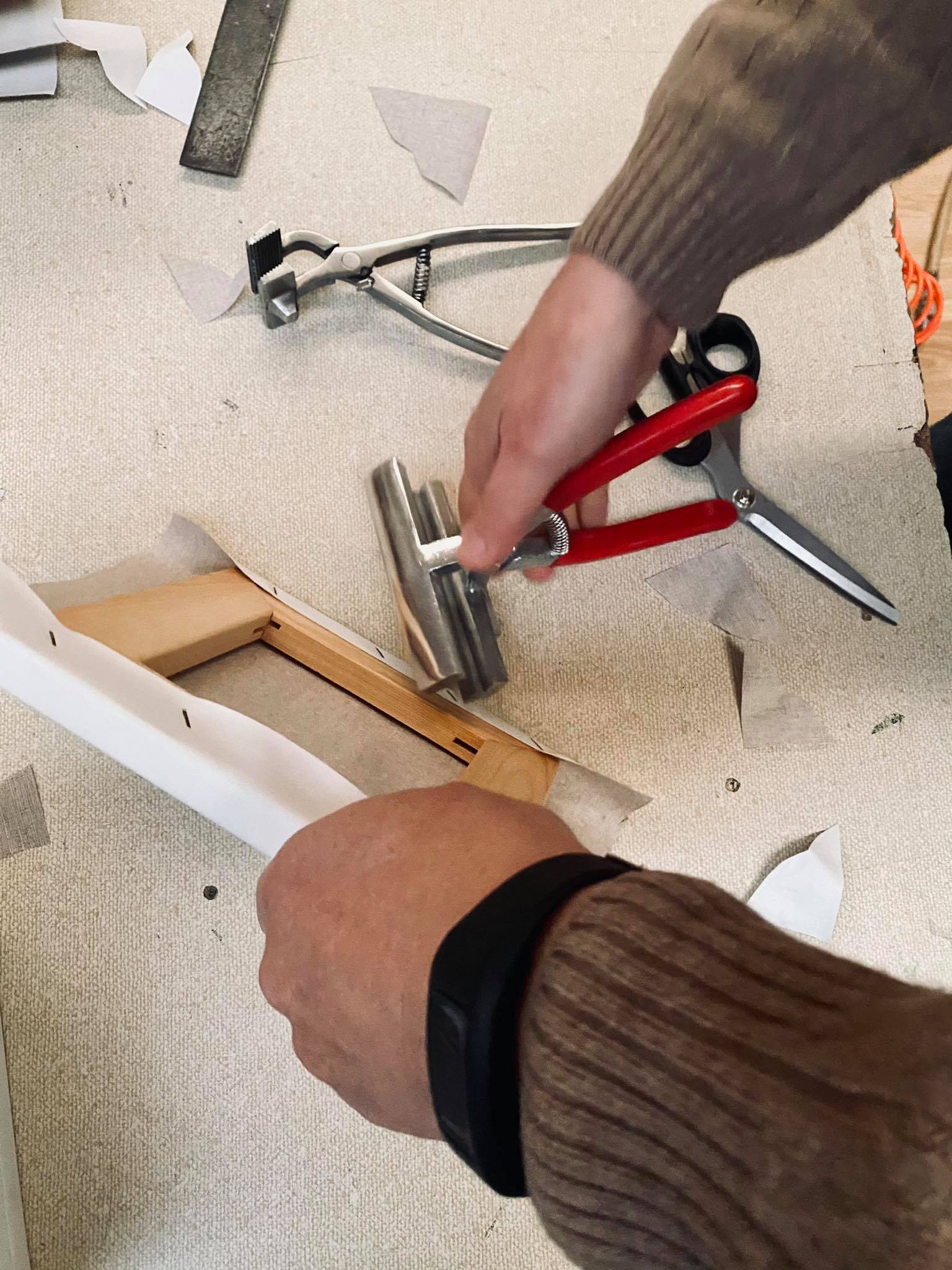 Ontdek onze diensten gaande van opspannen van schildersdoek tot verkoop van acryverf en olieverf.