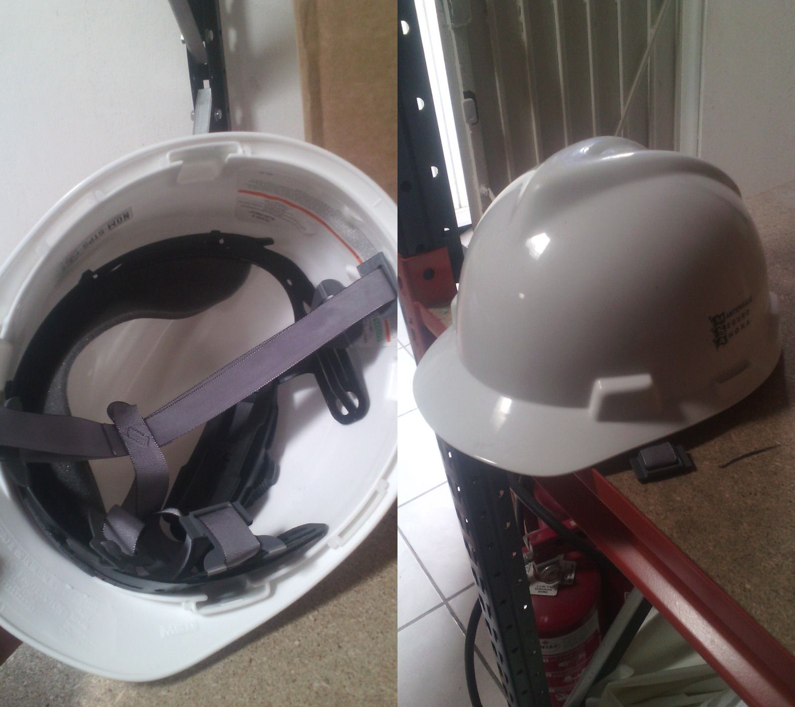 Un casco blanco se encuentra sobre una mesa junto a un extintor de incendios.