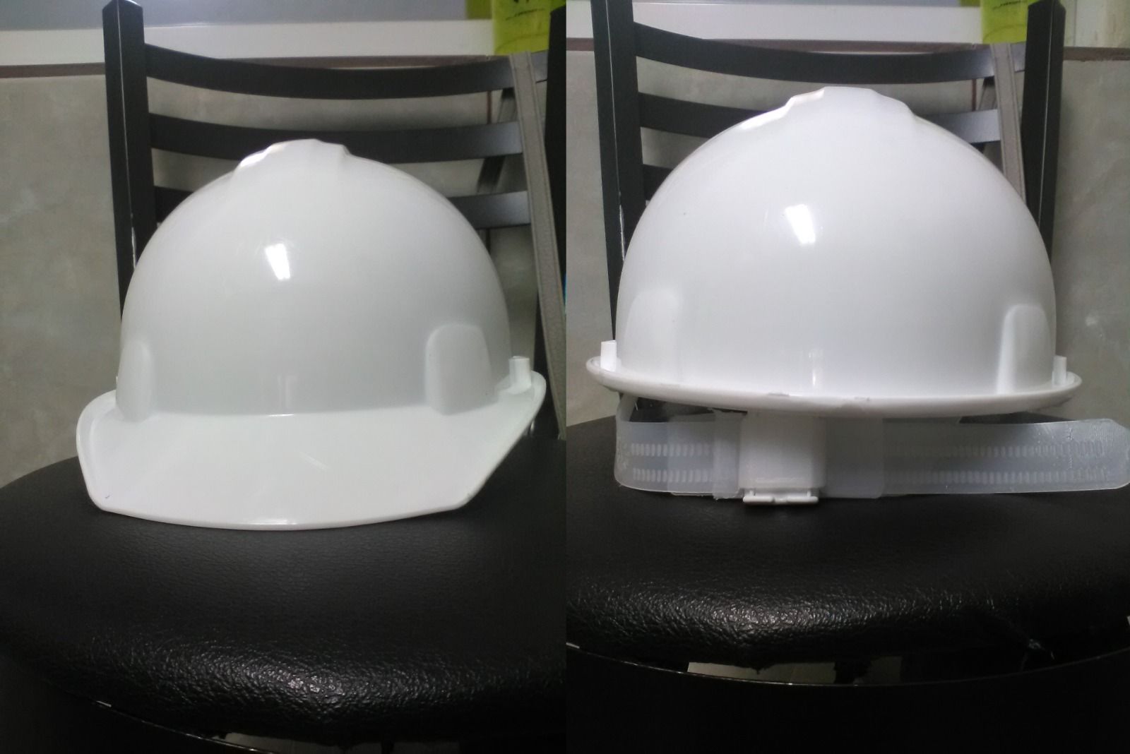 Dos cascos blancos están sentados en una silla negra.