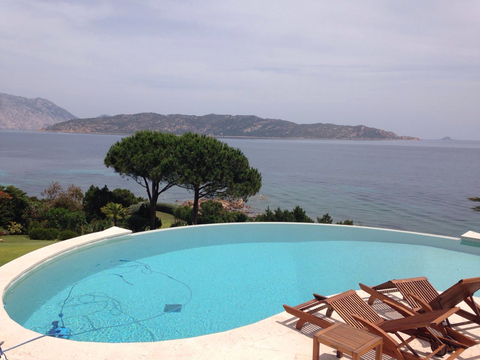 sdraio in legno a bordo piscina 4