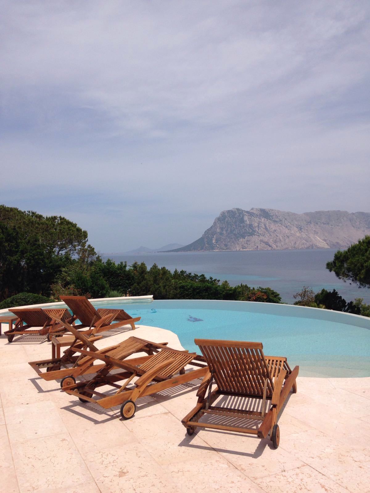 sdraio in legno a bordo piscina 2