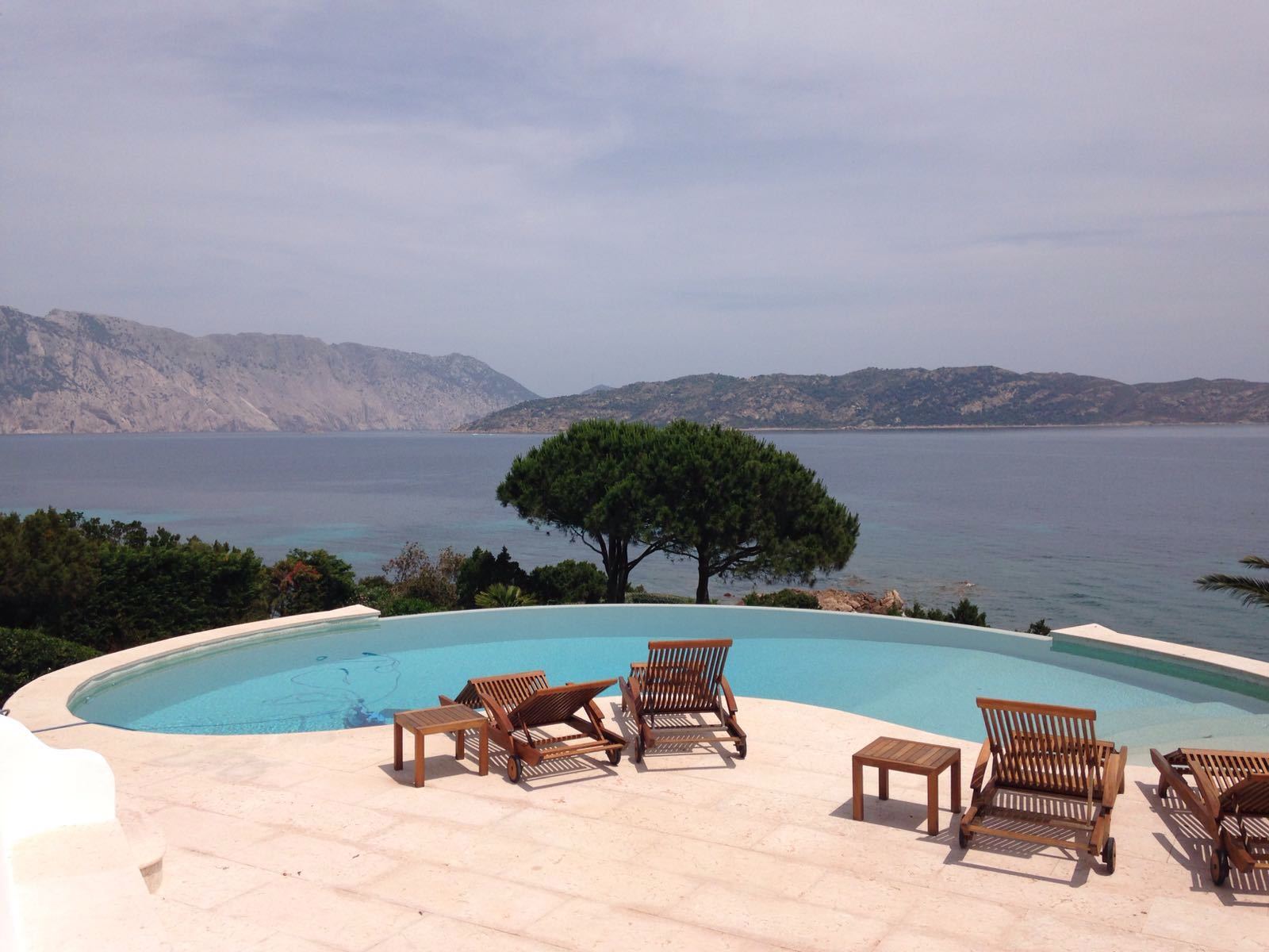 sdraio in legno a bordo piscina 3