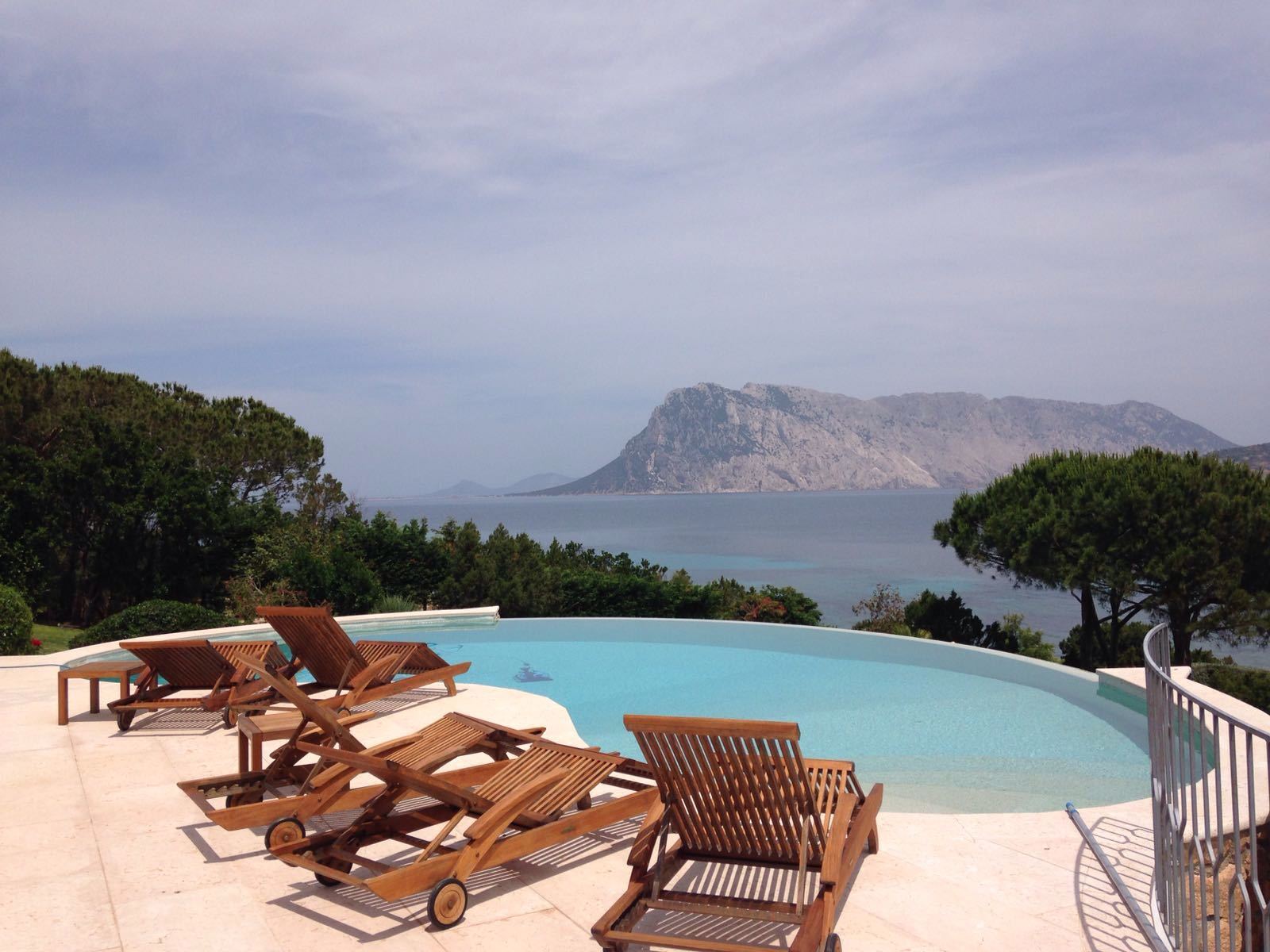 sdraio in legno a bordo piscina