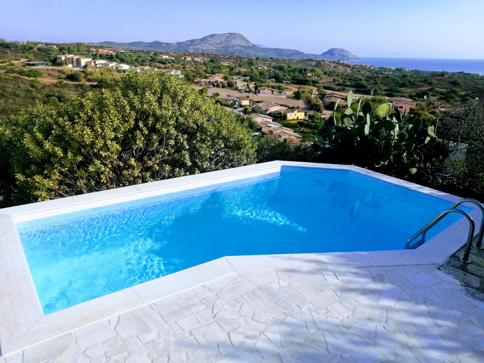 piscina con pareti a mosaico