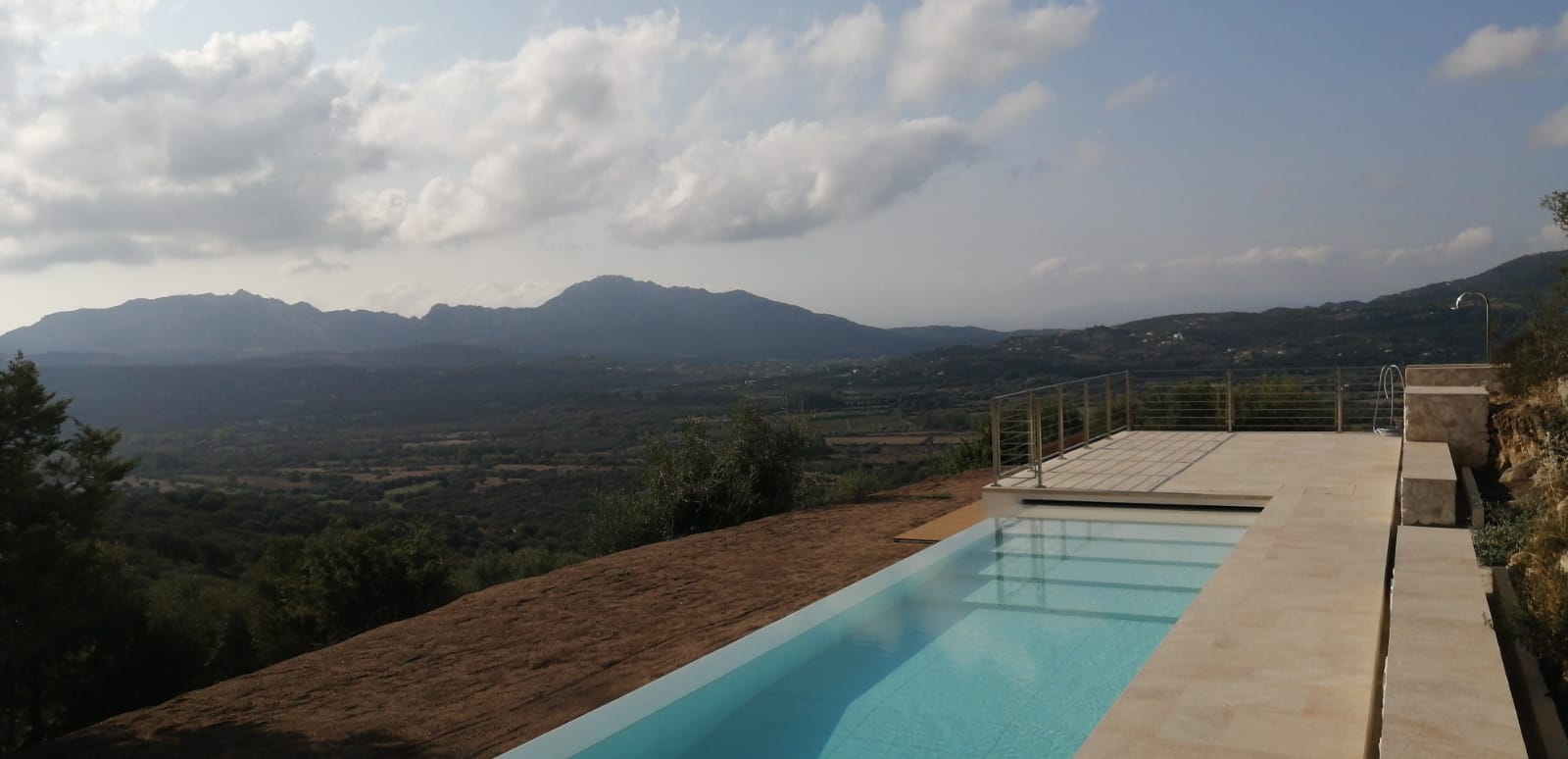 piscina con scalinata