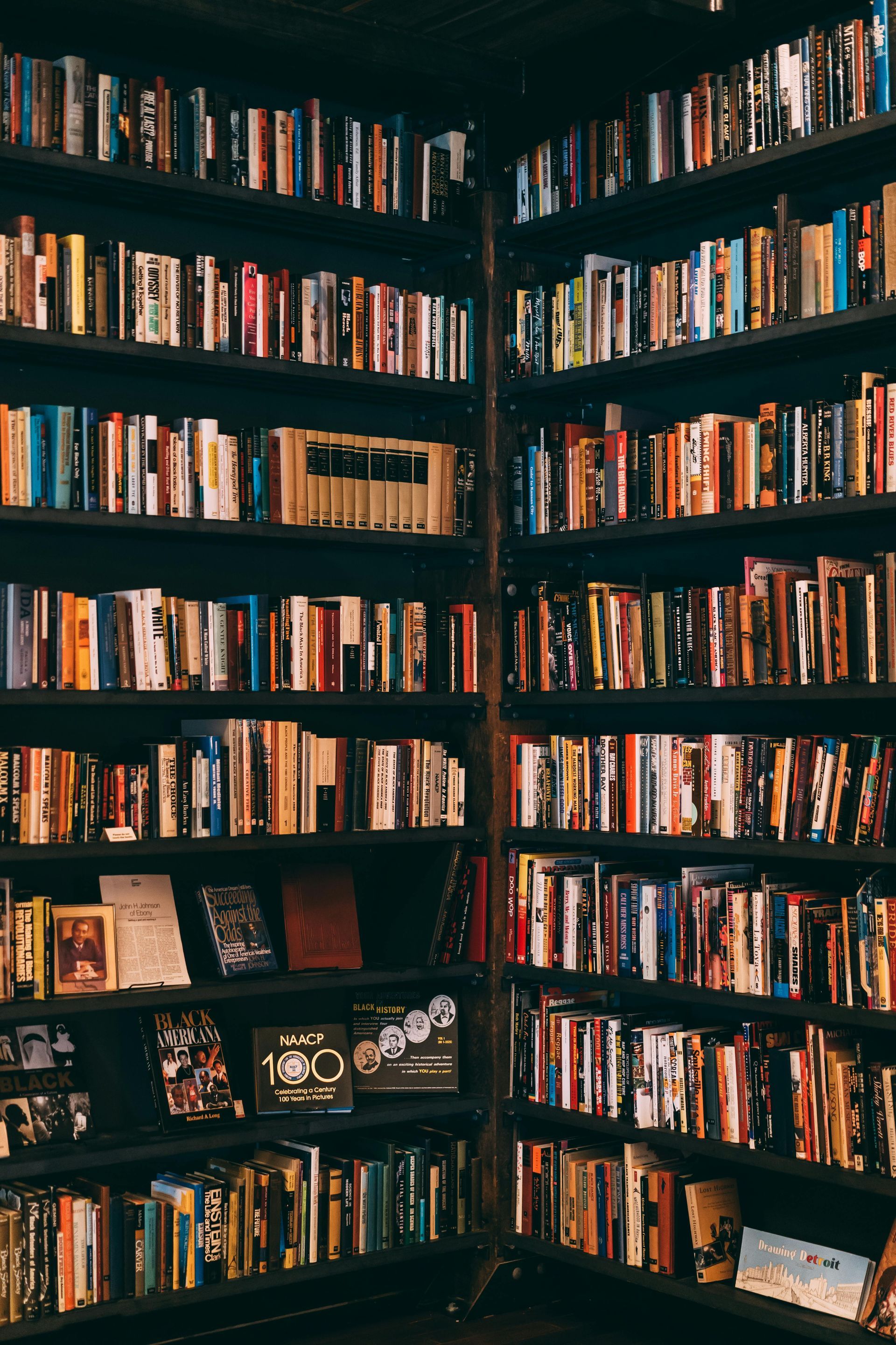 Een bibliotheek vol met boeken op planken.