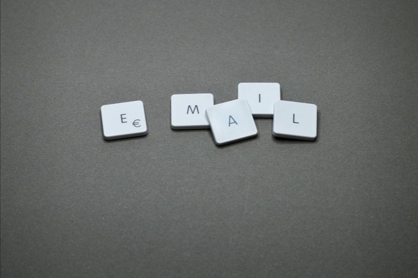 A row of white keys with the letters m a and l on them